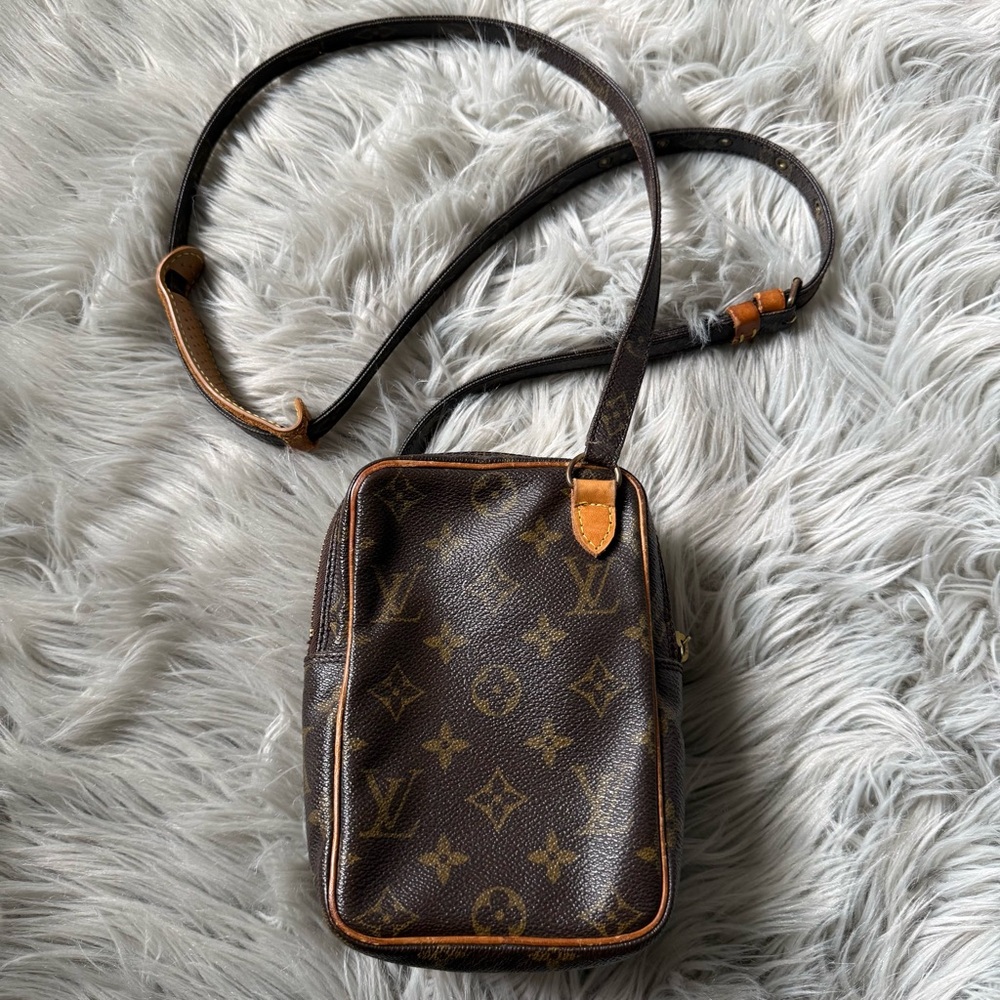 LOUIS VUITTON Monogram Amazone Crossbody Bag - Picture 3 of 16